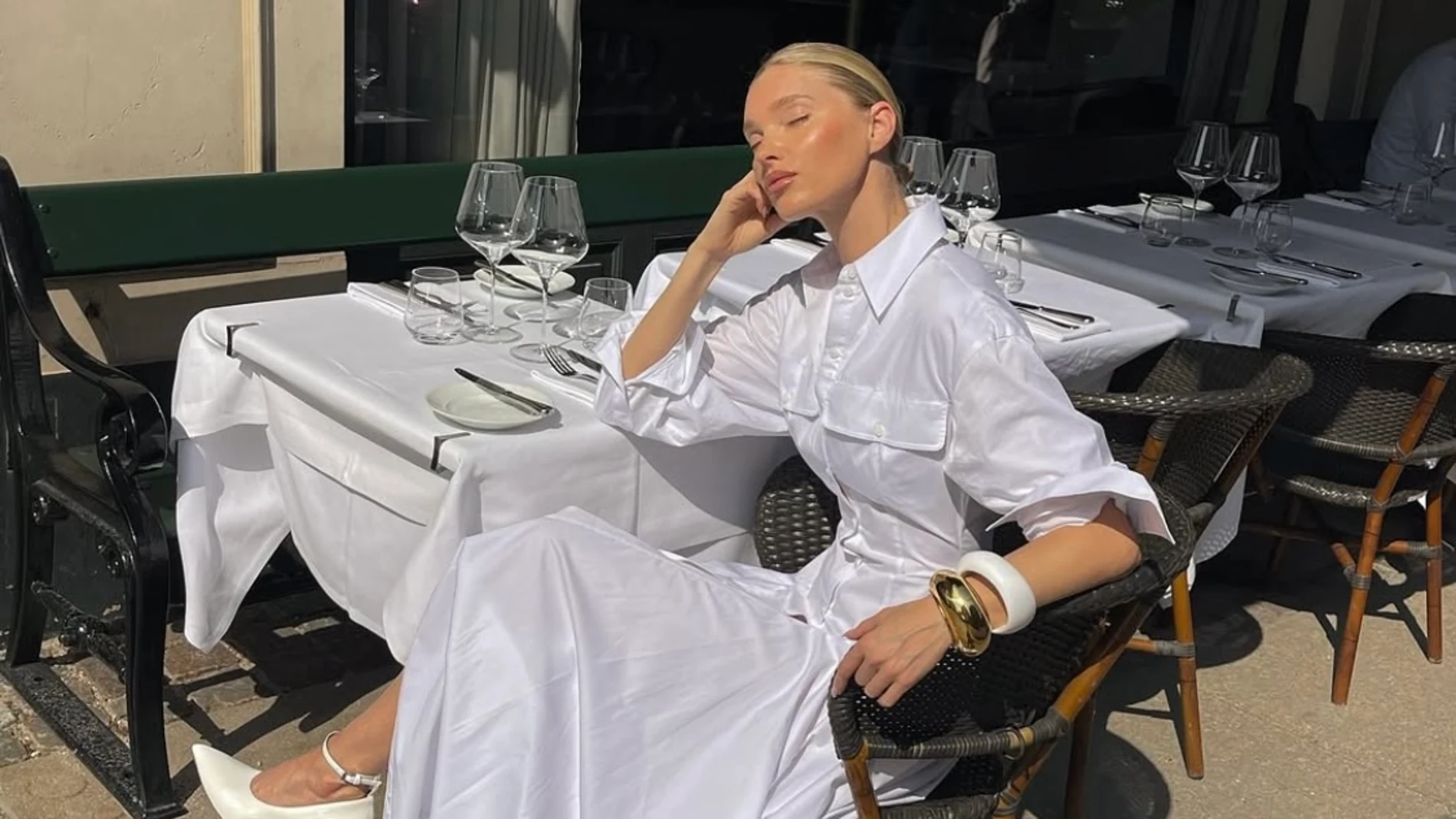 La modelo Elsa Hosk con un vestido camisero blanco.