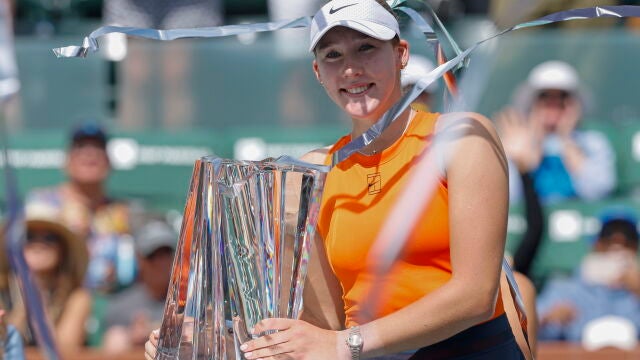 Mirra Andreeva, con el trofeo de campeona en Indian Wells