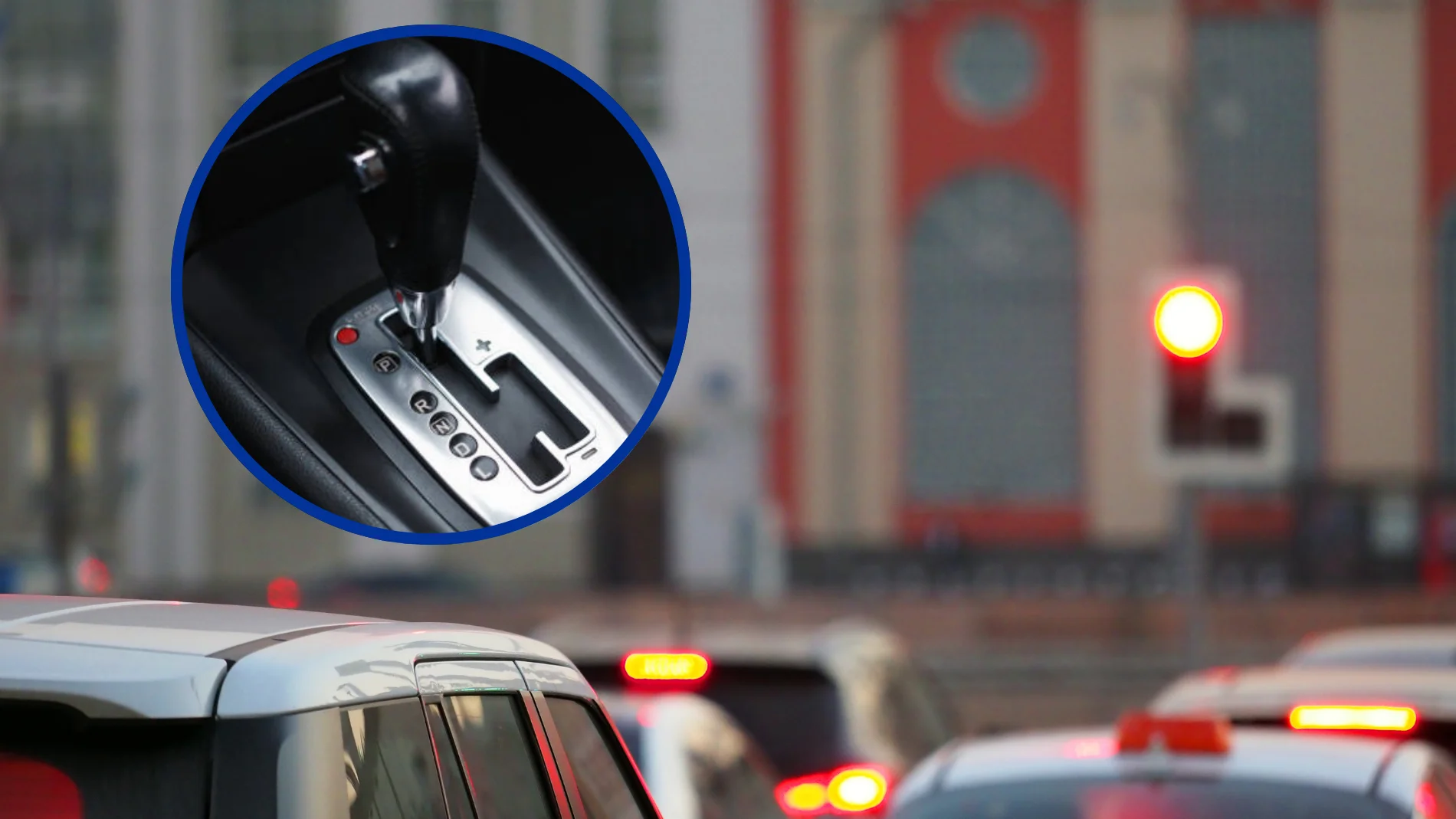 Si estoy parado en un semáforo ¿Tengo que poner la letra N en la caja de cambios si tengo un coche automático?