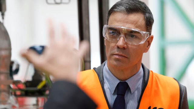 Pedro Sánchez y Emiliano García Page visitan las instalaciones de Accelera By Cummins en Guadalajara
