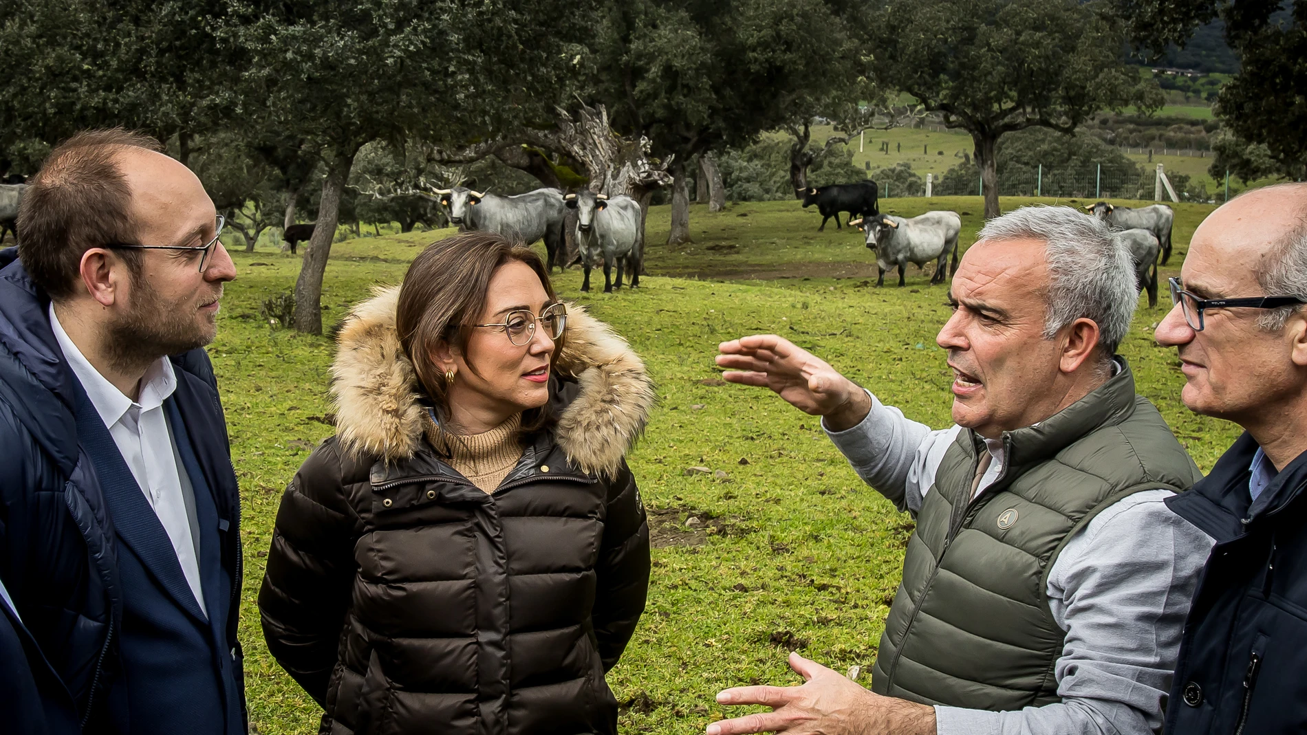 La consejera González Corral visita la finca Las Carboneras, de pura raza Morucha en la localidad de Carpio de Azaba, acompañada por el presidente de la Diputación de Salamanca, Javier Iglesias; el alcalde de Ciudad Rodrigo, Marcos Iglesias, y el director general de Producción Agrícola y Ganadera, Rubén Serrano.