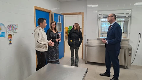 El consejero de Educación y Formación Profesional, Víctor Marín, junto con la concejal de Educación y Atención a la Ciudadanía del Ayuntamiento de Murcia, Belén López, visita el nuevo comedor escolar del CEIP Barriomar 74 en Murcia