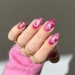 Manicura con diseño 'Heart velvet nails'.