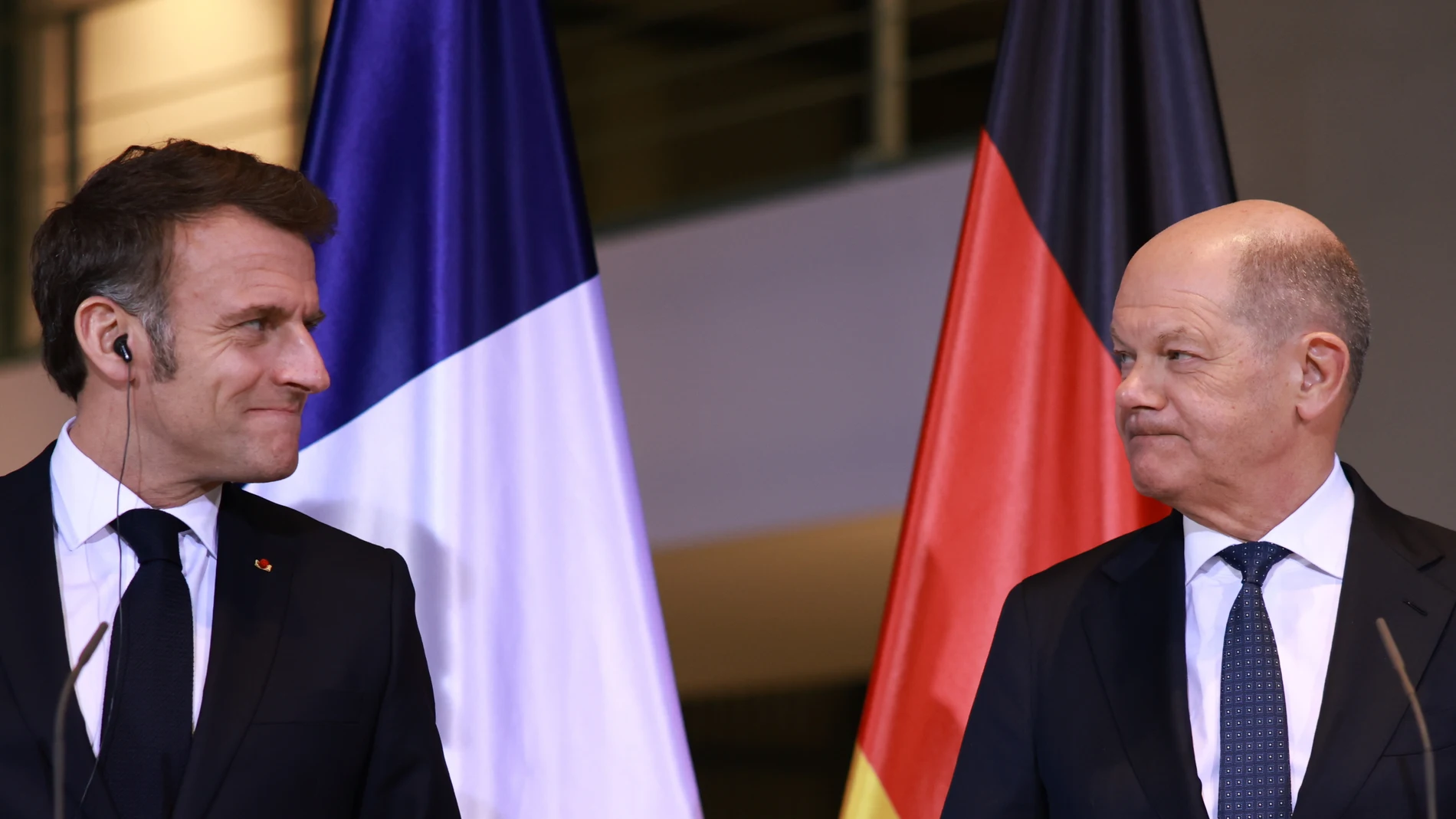 Berlin (Germany), 18/03/2025.- German Chancellor Olaf Scholz (R) and French President Emmanuel Macron look at each other during a press conference at the Chancellery in Berlin, Germany, 18 March 2025. German Chancellor Olaf Scholz and French President Emmanuel Macron met for bilateral talks. (Francia, Alemania) EFE/EPA/CLEMENS BILAN