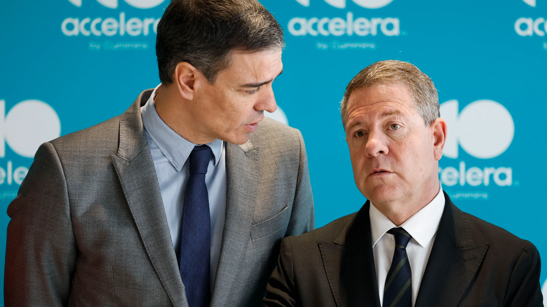 GUADALAJARA, 18/03/2025.- El presidente del Gobierno, Pedro Sánchez (i), conversa con el presidente de Castilla-La Mancha, Emiliano García-Page, en su visita este martes a la empresa Accelera by Cummins, en Guadalajara, donde han asistido junto a representantes de empresas de hidrógeno verde. EFE/Mariscal