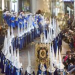 Vista de una de las procesiones que recorren el monumental casco antiguo de la ciudad