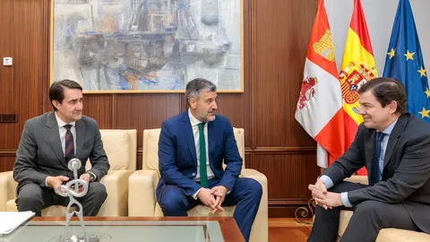 Mañueco y Suárez-Quiñones se reúnen con el alcalde de San Emiliano, David Marcello