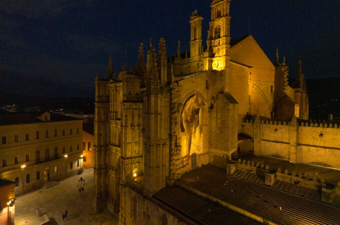 Detalle del espectacular mural de Semana Santa entre las dos catedrales de Plasencia