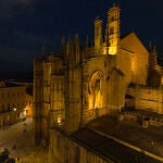 Detalle del espectacular mural de Semana Santa entre las dos catedrales de Plasencia