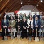 Foto de familia de la presidenta de Cruz Roja en Castilla y León, Rosa Urbón, con las empresas que han recibido el reconocimiento