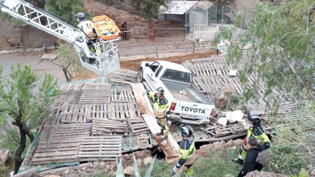 Fallece un hombre tras precipitarse con su coche por un barranco en Canarias