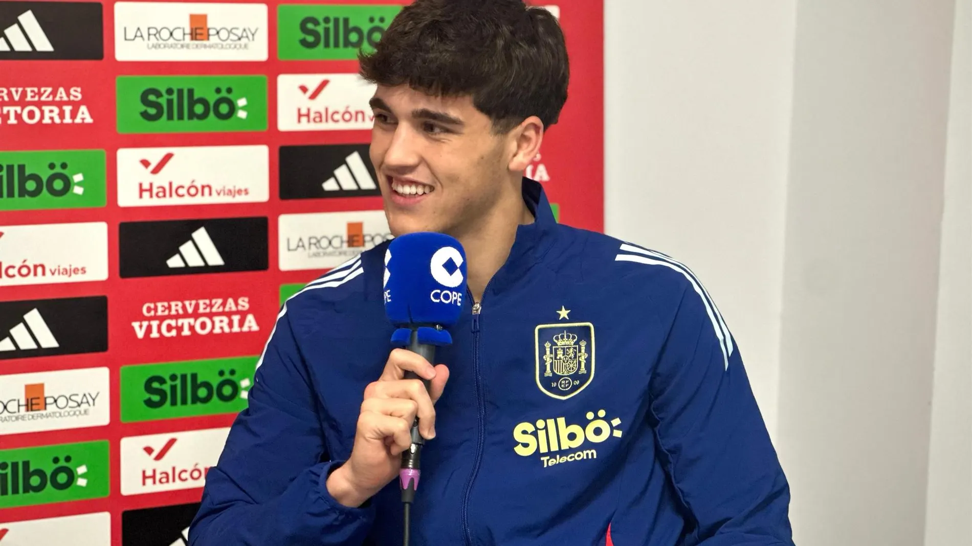 Fútbol/Selección.- Pau Cubarsí: "Intento plasmar mi tranquilidad en el juego"