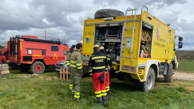 Personal de la Junta y la UME comparten técnicas y materiales en materia de extinción de incendios