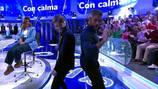 Manu Pascual y Roberto Leal bailando en 'Pasapalabra'