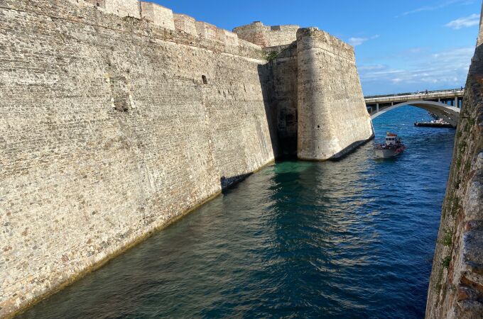 Vista panorámica del foso de Ceuta, el único de agua salada navegable del mundo
