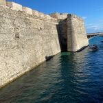 Vista panorámica del foso de Ceuta, el único de agua salada navegable del mundo