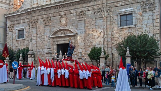 Desde el siglo XIX, cada cofradía de la ciudad de Palencia organiza su propia procesión