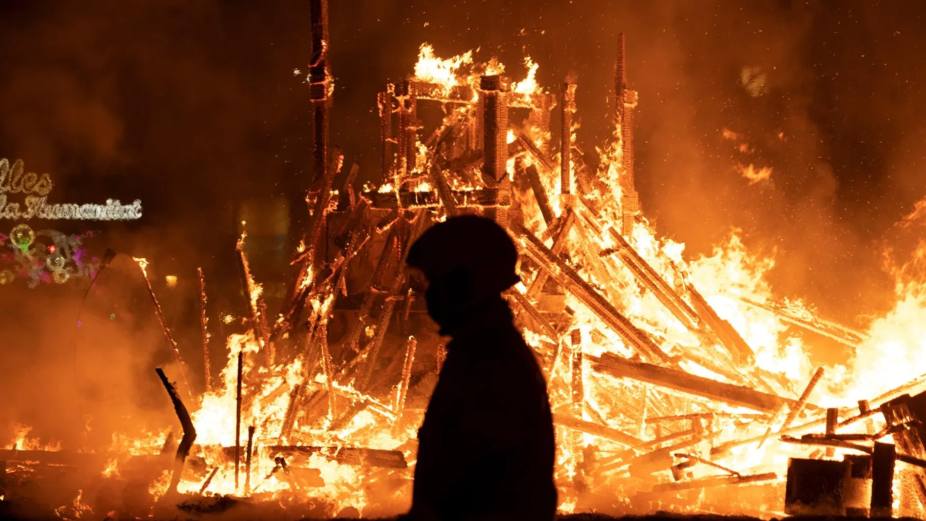Fallas.- Dos heridos al explotar entre el público un trueno de aviso en la 'cremà' infantil de Valencia