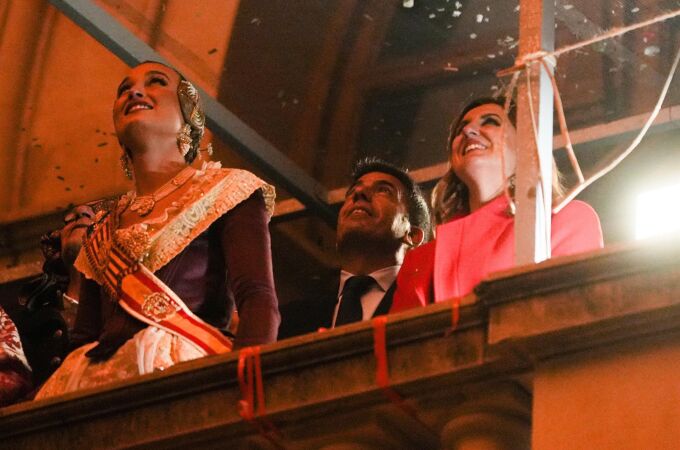 Fallas.- Mazón acude al Ayuntamiento de València para presenciar la 'Cremà'