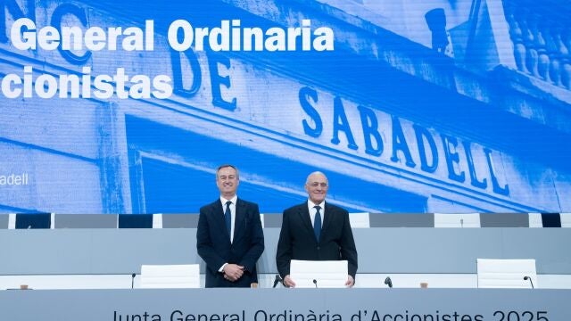 El consejero delegado de Banco Sabadell, César González-Bueno (i) y el presidente de Banco Sabadell, Josep Oliu (d), durante la junta general de accionistas del Banco Sabadell, a 20 de marzo de 2025, en Sabadell, Barcelona, Catalunya (España). Celebra su primera junta tras la vuelta a Cataluña y los accionistas tendrán que validar la renovación del consejero delegado así como la nueva política de remuneraciones para 2025. 