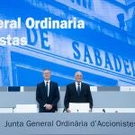El consejero delegado de Banco Sabadell, César González-Bueno (i) y el presidente de Banco Sabadell, Josep Oliu (d), durante la junta general de accionistas del Banco Sabadell, a 20 de marzo de 2025, en Sabadell, Barcelona, Catalunya (España). Celebra su primera junta tras la vuelta a Cataluña y los accionistas tendrán que validar la renovación del consejero delegado así como la nueva política de remuneraciones para 2025. 