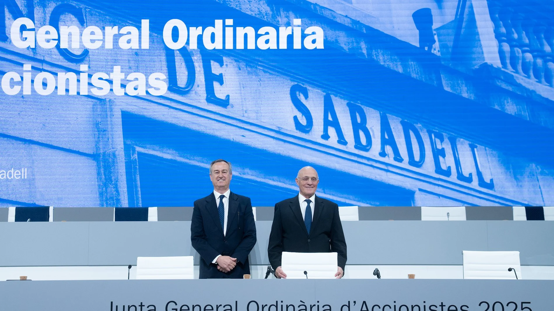 El consejero delegado de Banco Sabadell, César González-Bueno (i) y el presidente de Banco Sabadell, Josep Oliu (d), durante la junta general de accionistas del Banco Sabadell, a 20 de marzo de 2025, en Sabadell, Barcelona, Catalunya (España). Celebra su primera junta tras la vuelta a Cataluña y los accionistas tendrán que validar la renovación del consejero delegado así como la nueva política de remuneraciones para 2025.