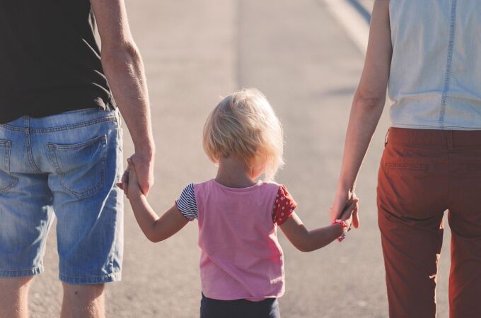 Los niños que no tienen problemas para relacionarse con los demás tienen padres que hacen estas siete cosas