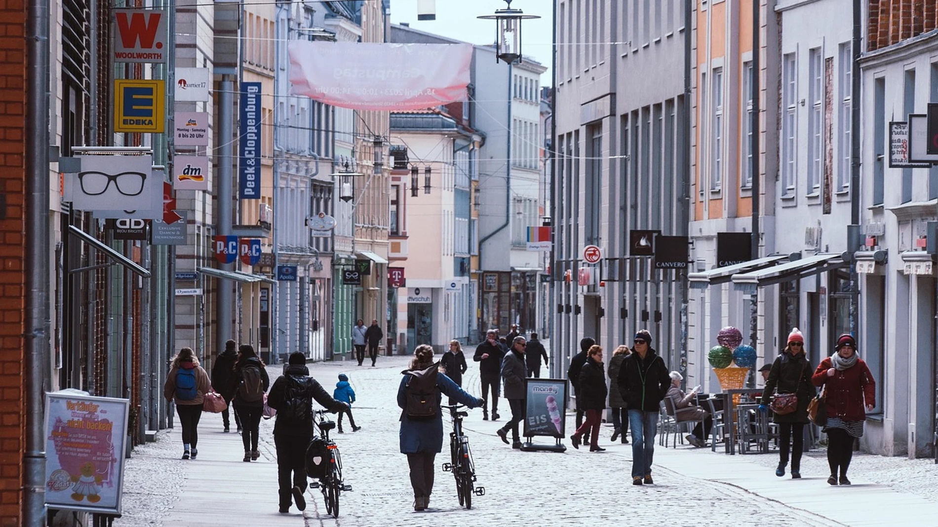Imagen de archivo de gente paseando