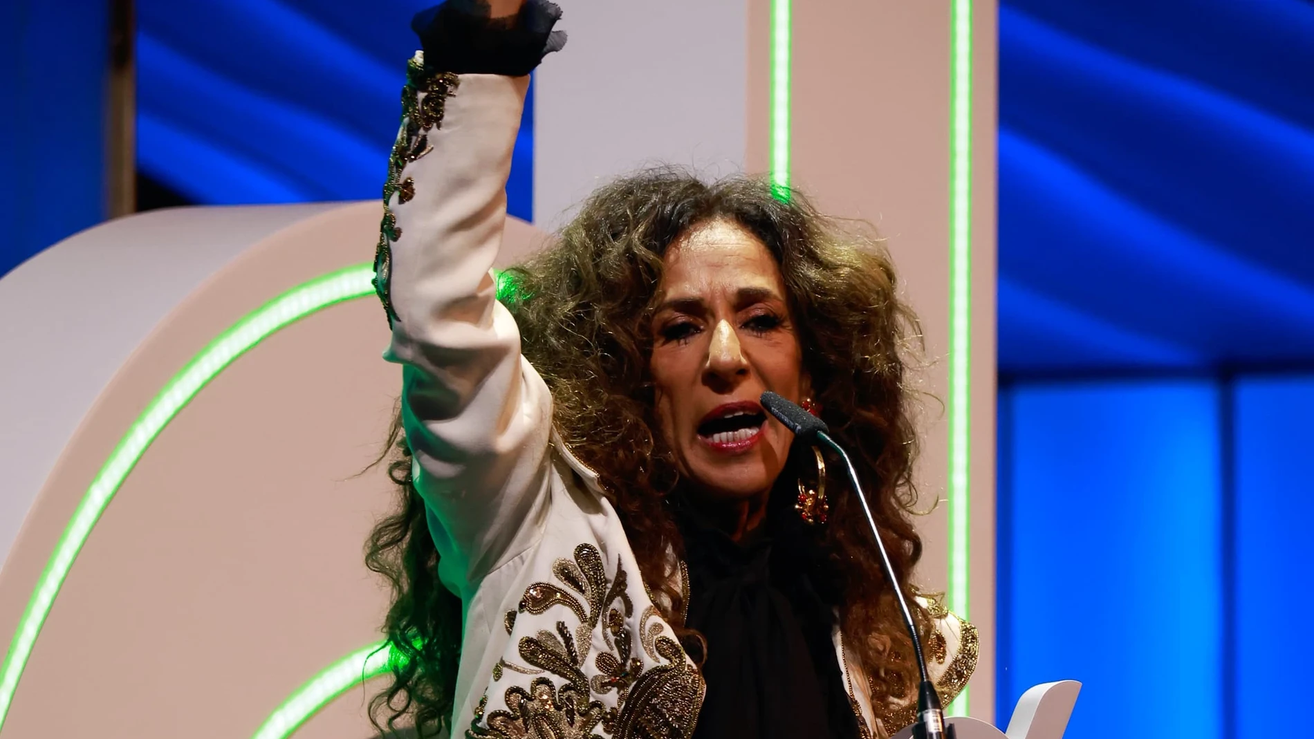 La cantante Rosario Flores recibe un premio durante la gala de los premios Cadena Dial 2025, a 20 de marzo de 2025, en Santa Cruz de Tenerife, Tenerife, Canarias (España). Se trata de la vigésimo novena edición de los Premios Dial, uno de los eventos más esperados en el mundo de la música en español.21 MARZO 2025;CADENA DIAL;GALA;PREMIOS;CANARIAS;CANTANTES;Germán Maymo20/03/2025