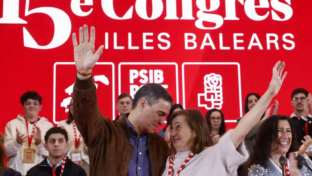 El líder del PSOE y presidente del Gobierno, Pedro Sánchez, asiste a la apertura del congreso del partido en Baleares, en el que será renovada como secretaria general regional la presidenta del Congreso, Francina Armengol (d), este sábado en Palma de Mallorca.