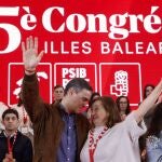 El líder del PSOE y presidente del Gobierno, Pedro Sánchez, asiste a la apertura del congreso del partido en Baleares, en el que será renovada como secretaria general regional la presidenta del Congreso, Francina Armengol (d), este sábado en Palma de Mallorca. 