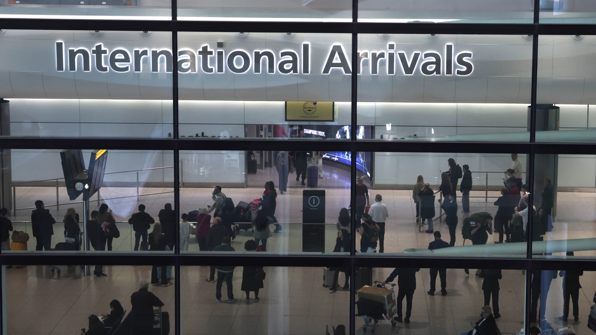 HOUNSLOW (United Kingdom), 22/03/2025.- International Arrivals at Terminal 2 in Heathrow Airport in Hounslow, Britain, 22 March 2025. Flights resumed at Heathrow Airport following a power outage on 21 March 2025. A fire at a substation which supplies power to Heathrow forced its closure for most of 21 March, leading to thousands of cancelled flights and stranding passengers across the world. Heathrow is Europe's busiest Airport and the Metropolitan Police’s Counter Terrorism Command is leadin...