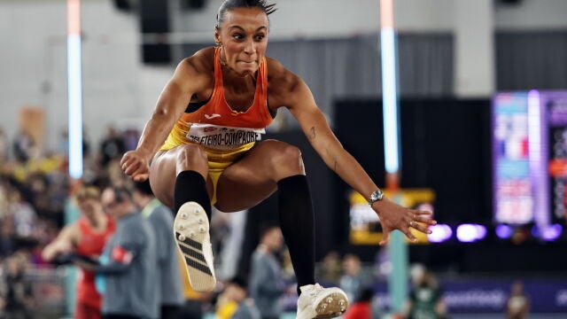 Ana Peleteiro, en el vuelo de los 14,29 metros que le valió el bronce