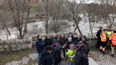 Visita a la zona del río Adaja, en Ávila, por parte del del delegado del Gobierno, Nicanor Sen, el alcalde de Ávila, Jesús Manuel Sánchez Cabrera, y del subdelegado del Gobierno, Fernando Galeano, entre otras autoridades.