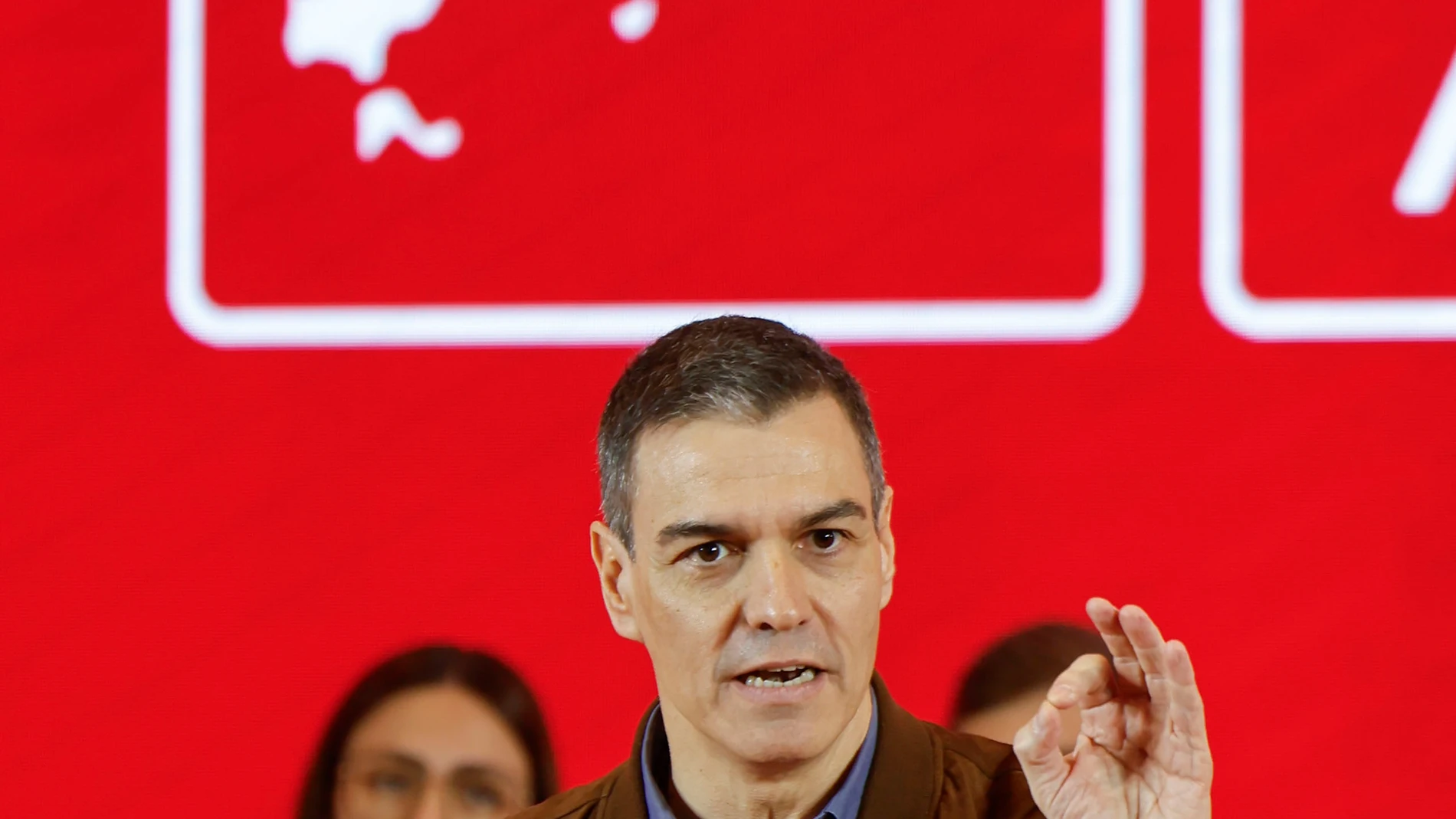 PALMA DE MALLORCA, 22/03/2025.- El líder del PSOE y presidente del Gobierno, Pedro Sánchez, interviene en la apertura del congreso del partido en Baleares, en el que será renovada como secretaria general regional la presidenta del Congreso, Francina Armengol (i), este sábado en Palma de Mallorca. EFE/ Cati Cladera