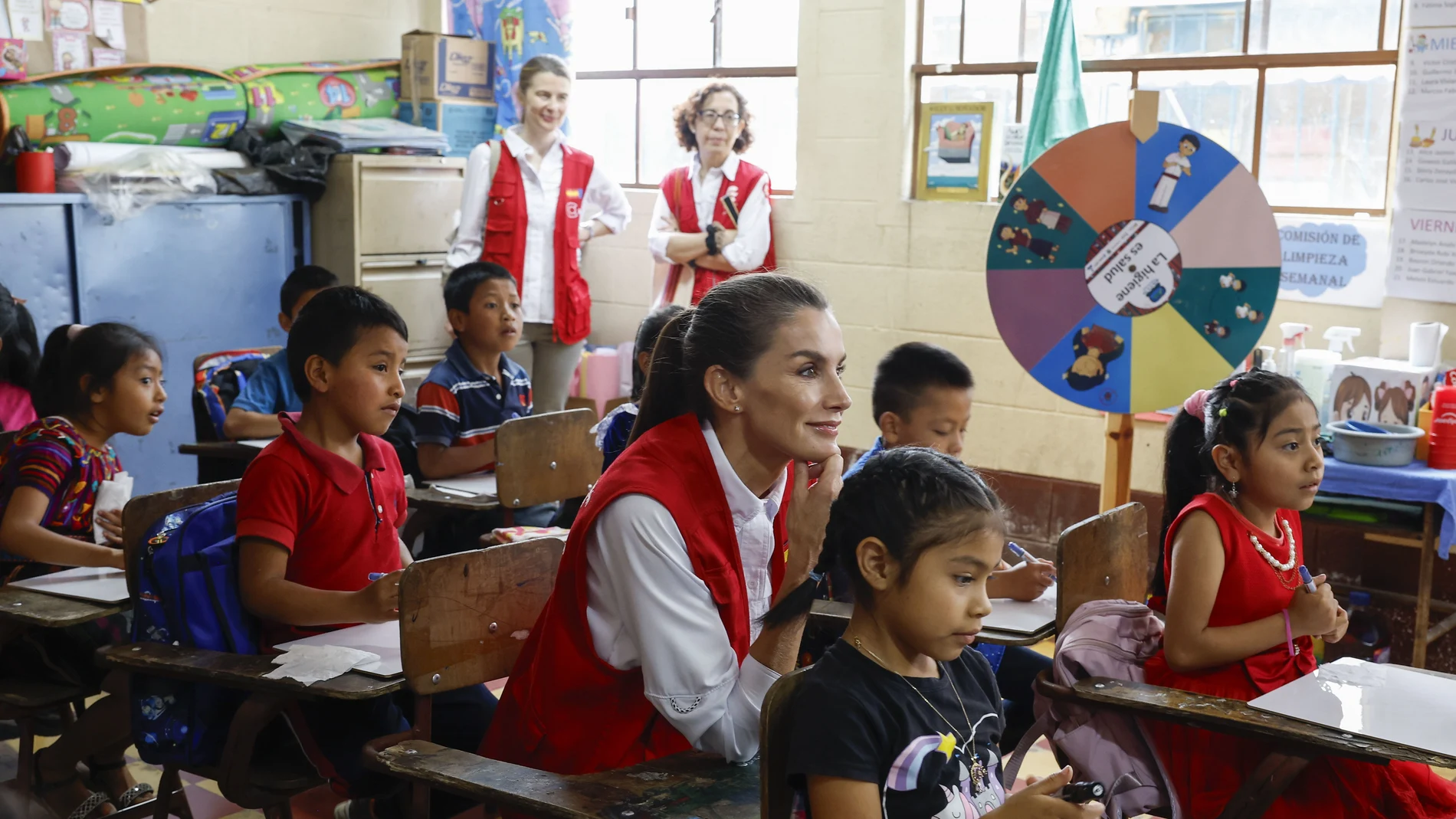 La reina Letizia, este jueves durante su visita a una escuela en la localidad guatemalteca San José de Chacayá, donde finalizará un viaje de tres días por Guatemala para conocer proyectos de desarrollo en el país centroamericano, como parte de una gira que también la llevó a Panajachel y Antigua Guatemala en representación de la cooperación española.