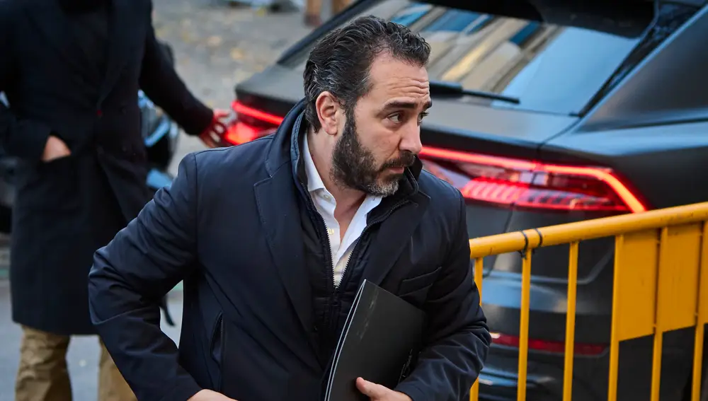 El empresario Víctor de Aldama baja del coche a su llegada al Tribunal Supremo donde el juez Leopoldo Puente le interroga como investigado.