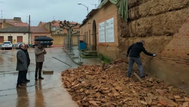 El viento y la lluvia derriban parte del muro de la iglesia de San Pedro en Villalpando