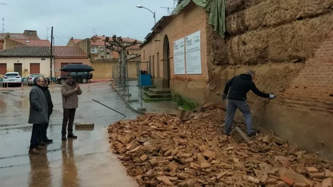 El viento y la lluvia derriban parte del muro de la iglesia de San Pedro en Villalpando