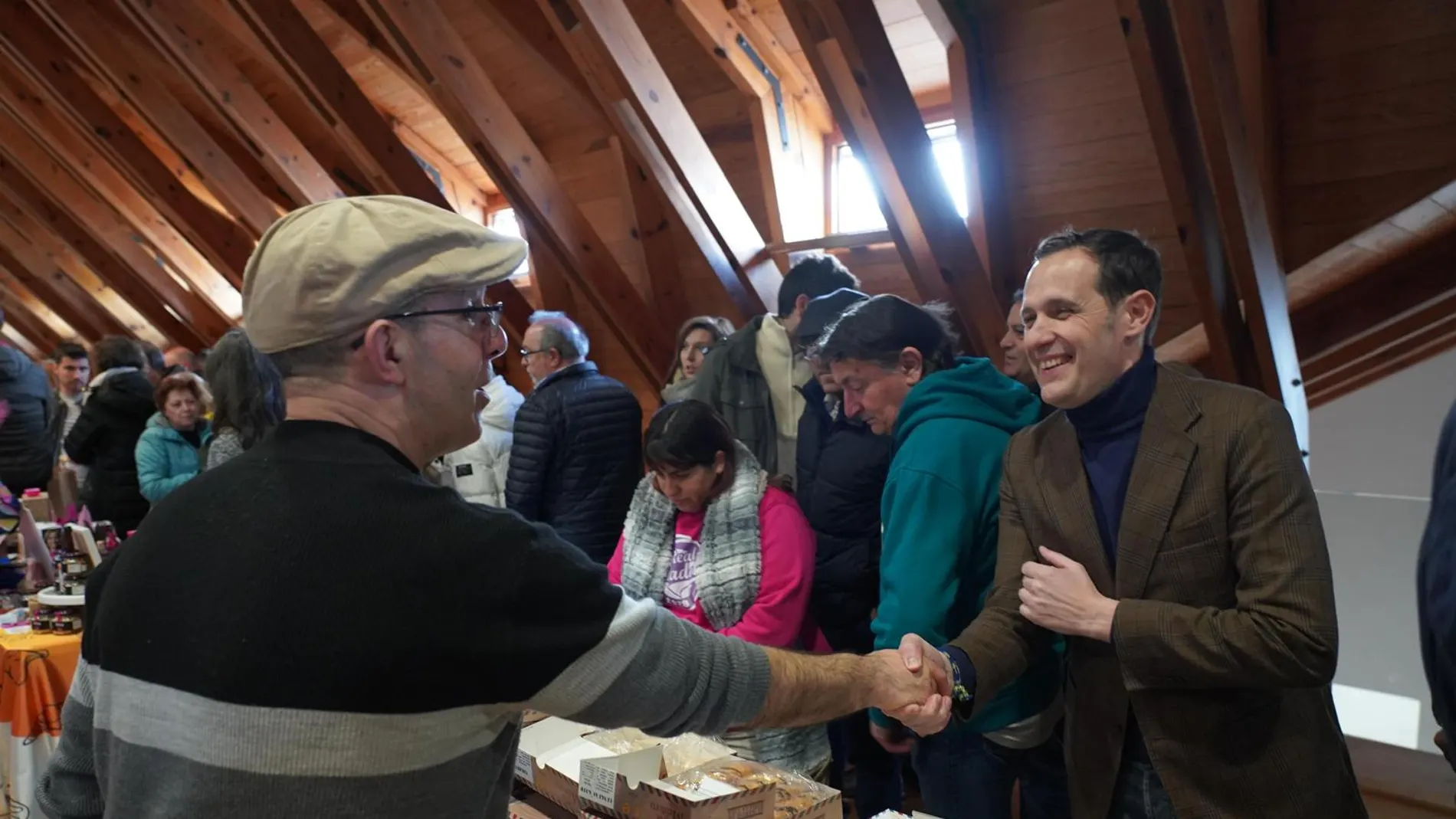 Conrado Íscar saluda a uno de los expositores en la feria
