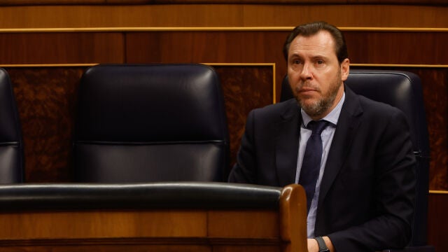 El ministro de Transportes y Movilidad Sostenible, Óscar Puente, durante un pleno del Congreso.
