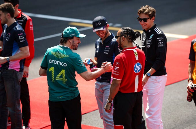 Alonso saluda a Hamilton antes del Gran Premio de China