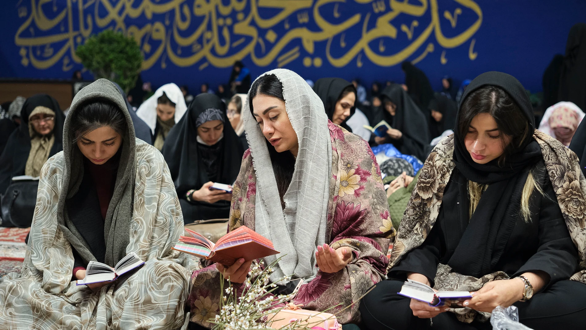 TEHERÁN (IRÁN), 23/03/2025.- Un grupo de mujeres reza en una 'Noche de Qadr' (del destino), en el mausoleo Imamzadeh Saleh situado en el norte de Teherán (Irán). Con rezos hasta la madrugada, los iraníes más devotos ruegan a Dios que les depare un buen futuro en las tres 'Noches de Qadr' (del destino) que se celebran durante el Ramadán, y en las que este año han abundado los deseos de que mejore la situación económica del país. EFE/ Jaime León