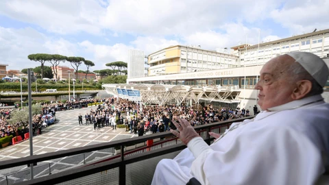 El Papa saluda a los fieles desde el hospital Gemelli, el pasado 23 de marzo