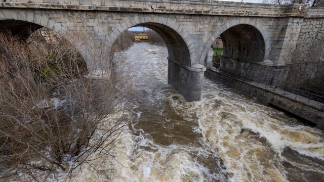 Río Adaja a su paso por Ávila
