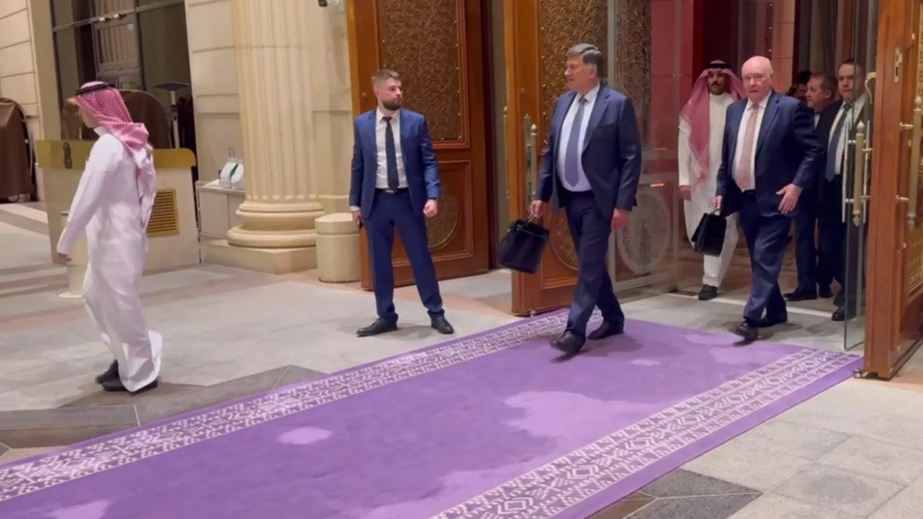 El Kremlin mantendrá en secreto las negociaciones con Estados Unidos en Riad