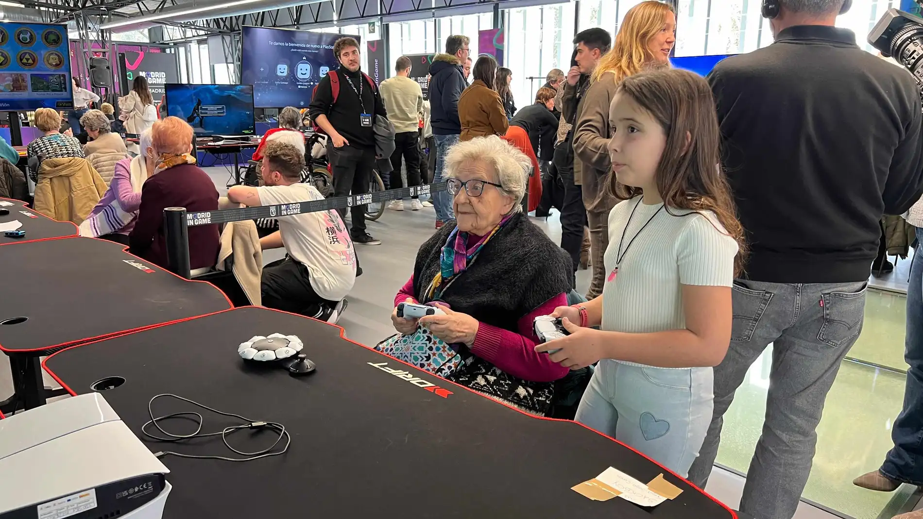 Una señora juega junto a una de las alumnas