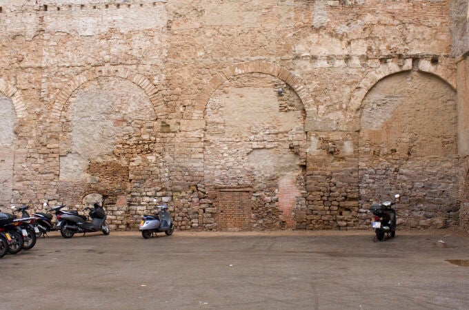 La plaza del Vuit de Març de Barcelona alberga los restos del acueducto romano