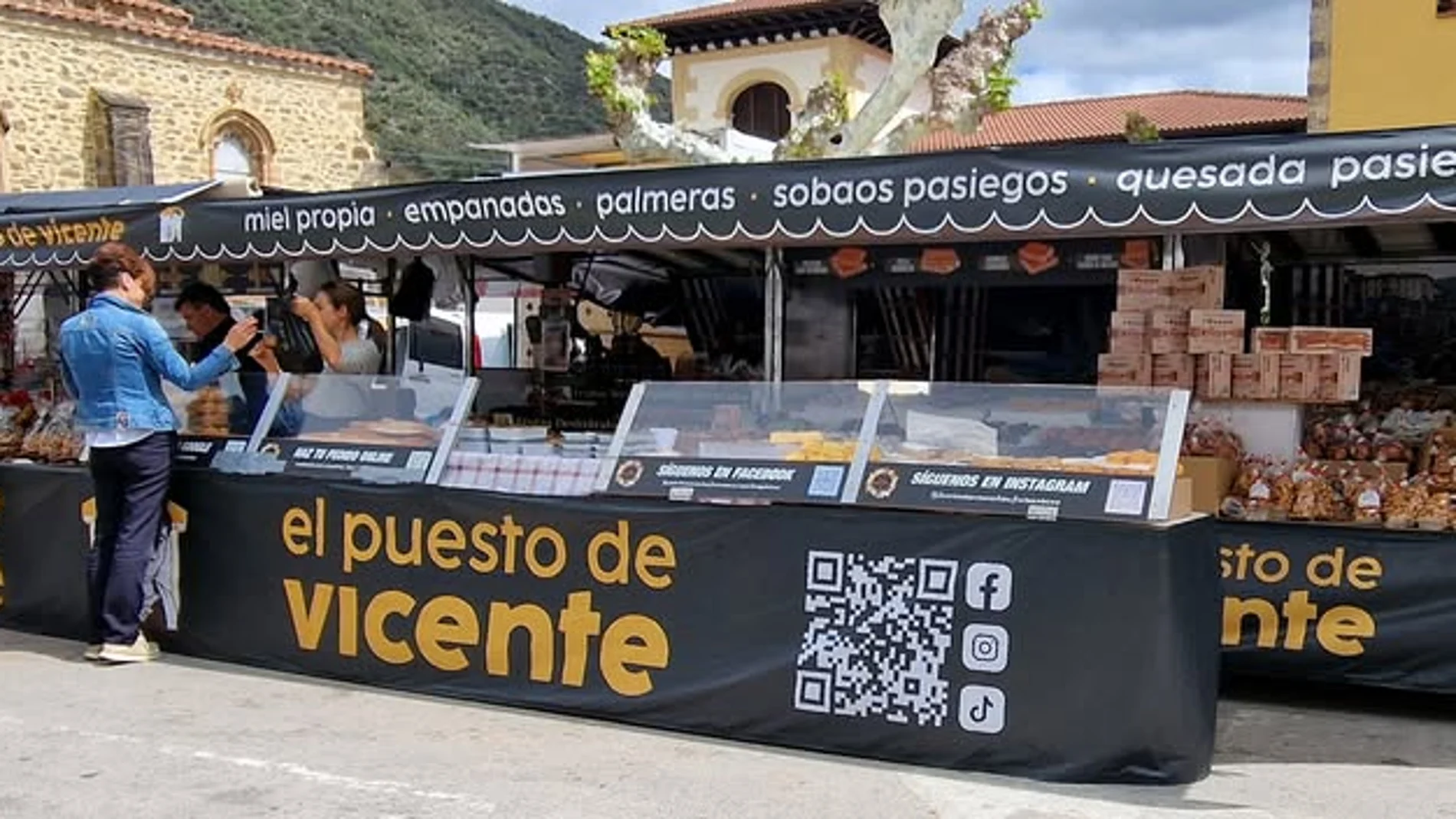 El puesto ambulante que recorre Cantabria con los dulces que te comías cuando eras un niño