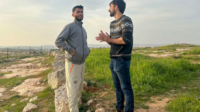Las autoridades israelíes liberaron este martes al palestino Hamdan Ballal, codirector del oscarizado documental 'No Other Land', tras pasar la noche detenido después de sufrir una paliza a manos de colonos en Susiya, la localidad del sur de Cisjordania ocupada en la que reside. Basel Adra, también codirector palestino film, informó horas después en Instagram que Hamdan se encuentra en estos momentos en un hospital en Hebrón (Cisjordania)